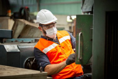 Mühendisler fabrikada cnc makinesi kullanıyorlar.