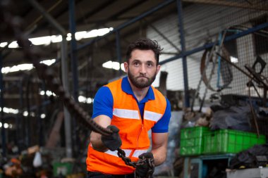 Fabrikada makine kullanan erkek mühendislerin portresi.