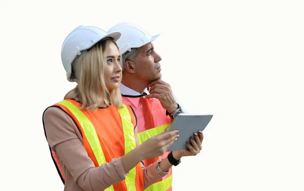 女性工业工程师戴着白色头盔站在建筑工地 与商人谈论工作计划 工程师和建筑商谈论建筑工地概念 — 图库照片
