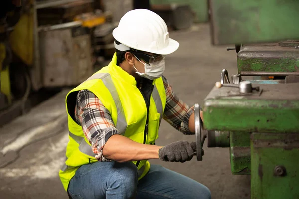 Mühendisler fabrikada cnc makinesi kullanıyorlar.