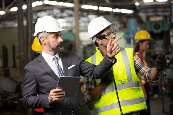 Ingenieros Industriales Masculinos Hablan Con Trabajador Fábrica Trabajan Planta Fabricación — Foto de Stock