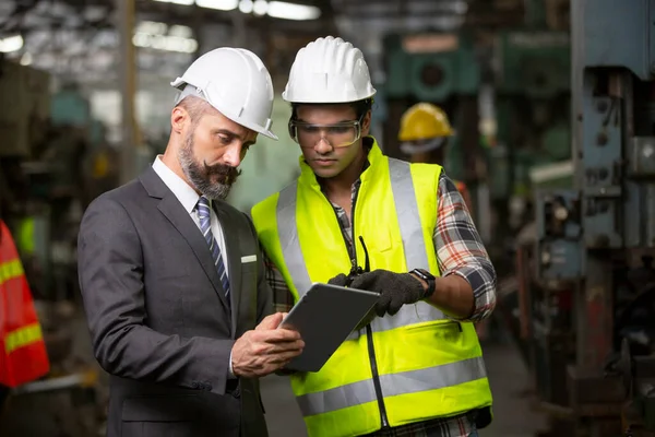Inżynierowie Przemysłowi Rozmawiają Pracownikami Fabryki Pracują Zakładzie Produkcji Przemysłu Ciężkiego — Zdjęcie stockowe