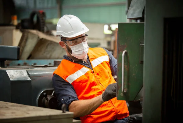Mühendisler fabrikada cnc makinesi kullanıyorlar.
