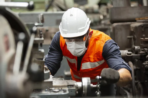 Mühendisler fabrikada cnc makinesi kullanıyorlar.
