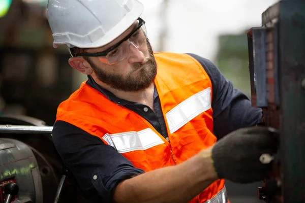 Mühendisler fabrikada cnc makinesi kullanıyorlar.