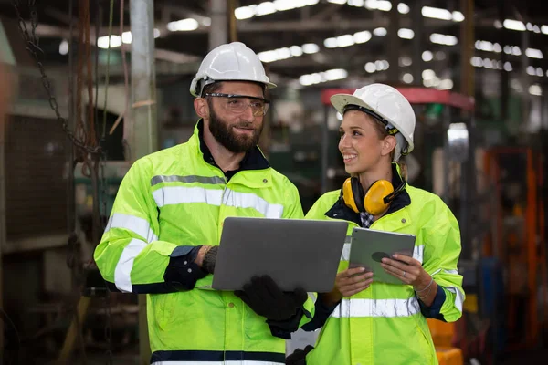 Manliga Och Kvinnliga Industriingenjörer Hårdhattar Diskutera Nytt Projekt När Använder — Stockfoto