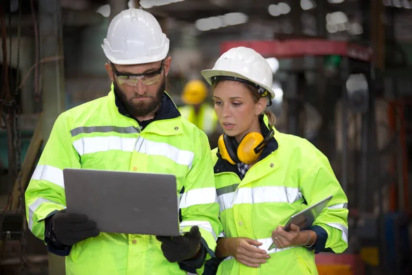 Manliga Och Kvinnliga Industriingenjörer Hårdhattar Diskutera Nytt Projekt När Använder — Stockfoto