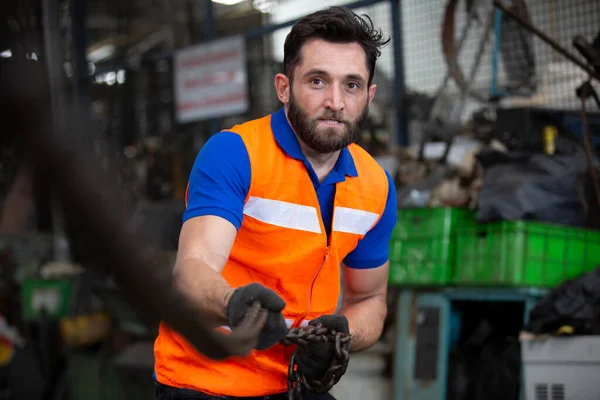 Fabrikada makine kullanan erkek mühendislerin portresi.