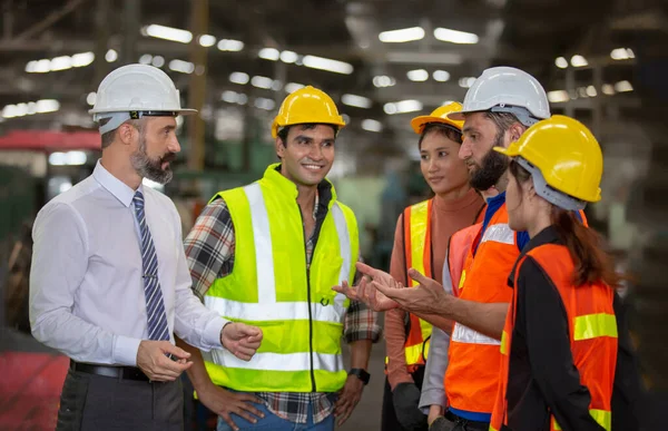 Gruppo Ingegnere Manager Factory Workers Team Piedi Contro Linea Produzione — Foto Stock