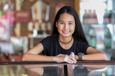 Gülümseyen güzel bir kızın portresi. Gerçek duyguların özgün anları..