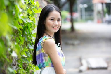 Gülümseyen güzel bir kızın portresi. Gerçek duyguların özgün anları..