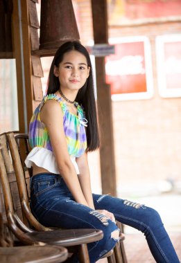 Gülümseyen güzel bir kızın portresi. Gerçek duyguların özgün anları..