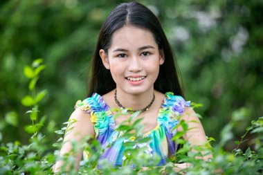 Gülümseyen güzel bir kızın portresi. Gerçek duyguların özgün anları..