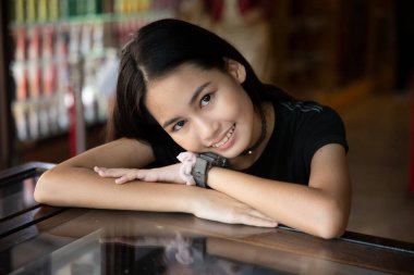 Gülümseyen güzel bir kızın portresi. Gerçek duyguların özgün anları..