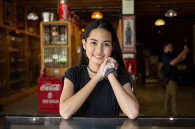 Gülümseyen güzel bir kızın portresi. Gerçek duyguların özgün anları..