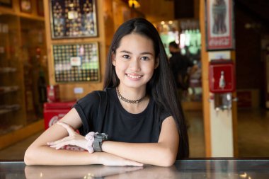 Gülümseyen güzel bir kızın portresi. Gerçek duyguların özgün anları..