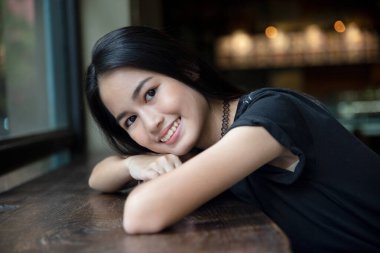 Gülümseyen güzel bir kızın portresi. Gerçek duyguların özgün anları..