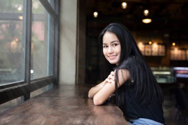 Gülümseyen güzel bir kızın portresi. Gerçek duyguların özgün anları..