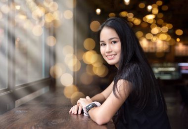 Gülümseyen güzel bir kızın portresi. Gerçek duyguların özgün anları..