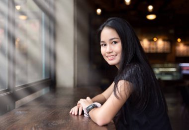 Gülümseyen güzel bir kızın portresi. Gerçek duyguların özgün anları..