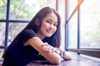 Gülümseyen güzel bir kızın portresi. Gerçek duyguların özgün anları..