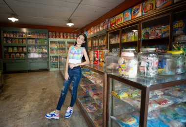 Gülümseyen güzel bir kızın portresi. Gerçek duyguların özgün anları..