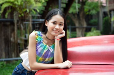 Gülümseyen güzel bir kızın portresi. Gerçek duyguların özgün anları..