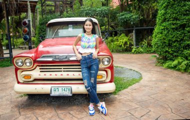 Gülümseyen güzel bir kızın portresi. Gerçek duyguların özgün anları..