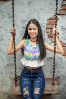 Gülümseyen güzel bir kızın portresi. Gerçek duyguların özgün anları..