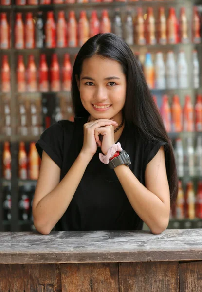 Gülümseyen güzel bir kızın portresi. Gerçek duyguların özgün anları..