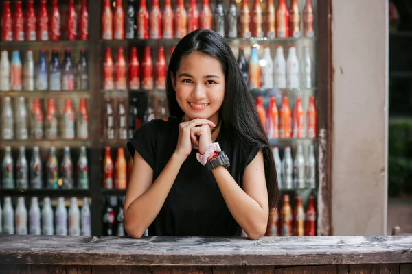 Gülümseyen güzel bir kızın portresi. Gerçek duyguların özgün anları..