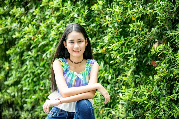 Gülümseyen güzel bir kızın portresi. Gerçek duyguların özgün anları..