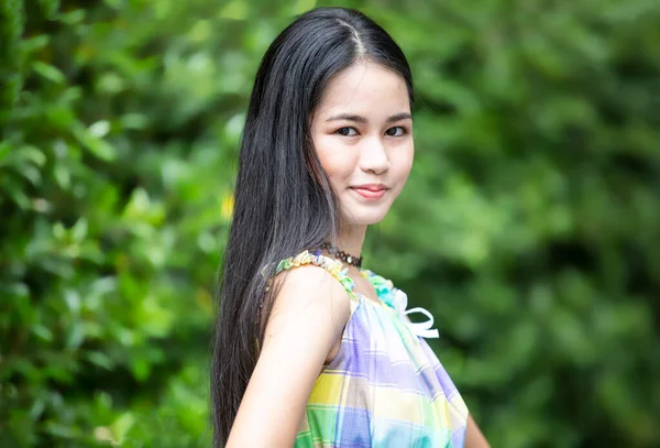 Gülümseyen güzel bir kızın portresi. Gerçek duyguların özgün anları..