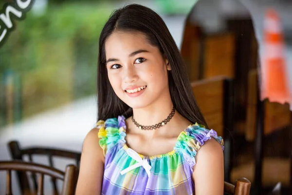 Gülümseyen güzel bir kızın portresi. Gerçek duyguların özgün anları..