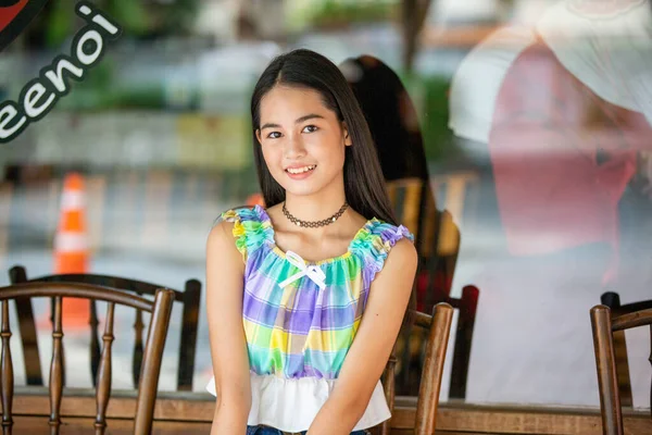 Gülümseyen güzel bir kızın portresi. Gerçek duyguların özgün anları..