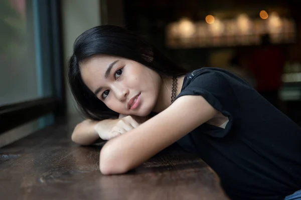 Retrato Joven Encantadora Hermosa Chica Con Sonrisa Auténticos Momentos Emoción — Foto de Stock