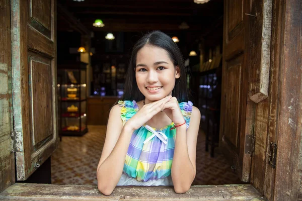 Retrato Joven Encantadora Hermosa Chica Con Sonrisa Auténticos Momentos Emoción — Foto de Stock