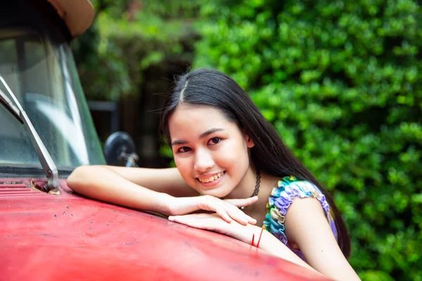 Retrato Joven Encantadora Hermosa Chica Con Sonrisa Auténticos Momentos Emoción —  Fotos de Stock