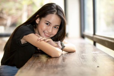 Dışarıdaki çekici genç kızın portresi..