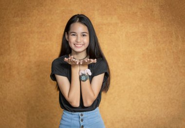 Dışarıdaki çekici genç kızın portresi..