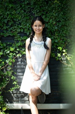 Dışarıdaki çekici genç kızın portresi..