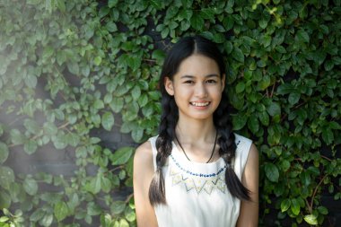 Dışarıdaki çekici genç kızın portresi..