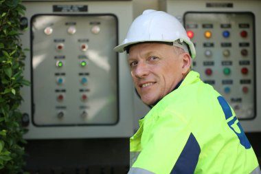 Güneş panellerinde kontrol ve bakım ekipmanları üzerinde çalışan mühendis. Elektrik çiftliği, fotovoltaik hücre parkı, yeşil enerji kavramı..