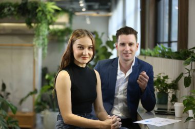 Modern ofisteki iş adamları