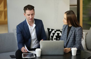 Modern ofisteki iş adamları