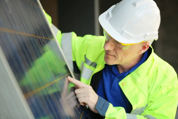 Inżynier Zajmujący Się Sprawdzaniem Konserwacją Urządzeń Elektrowni Paneli Słonecznych Parku — Zdjęcie stockowe