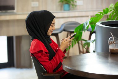 Cep telefonu kullanan Müslüman kadınlar