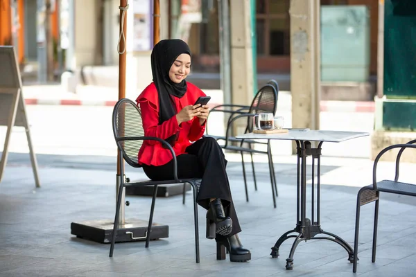 Femmes Musulmanes Utilisant Téléphone Mobile — Photo