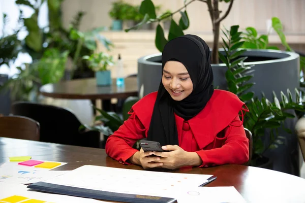 Femmes Musulmanes Utilisant Téléphone Mobile — Photo