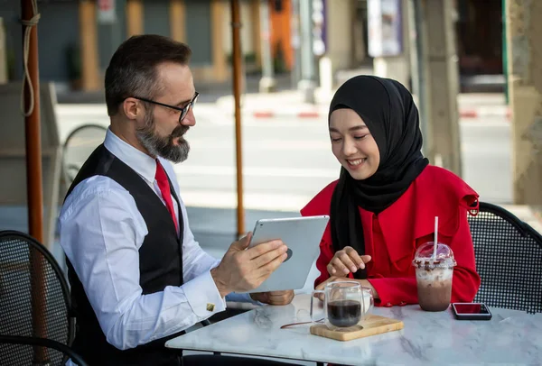 Deux Hommes Affaires Assis Café Qui Travaillent Sur Nouveau Projet — Photo